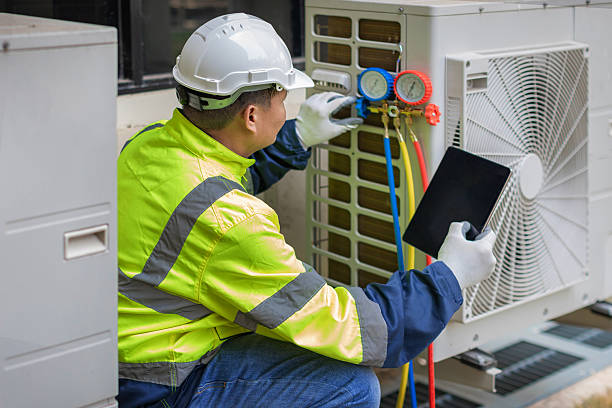 Professional Hvac technician working in Oakland, FL